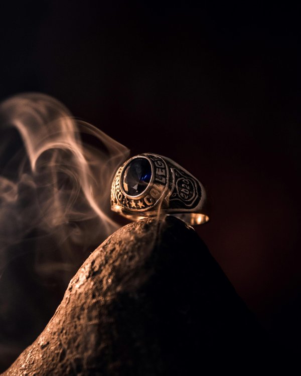 Chevalière homme avec pierre : élégance et symbolisme à découvrir